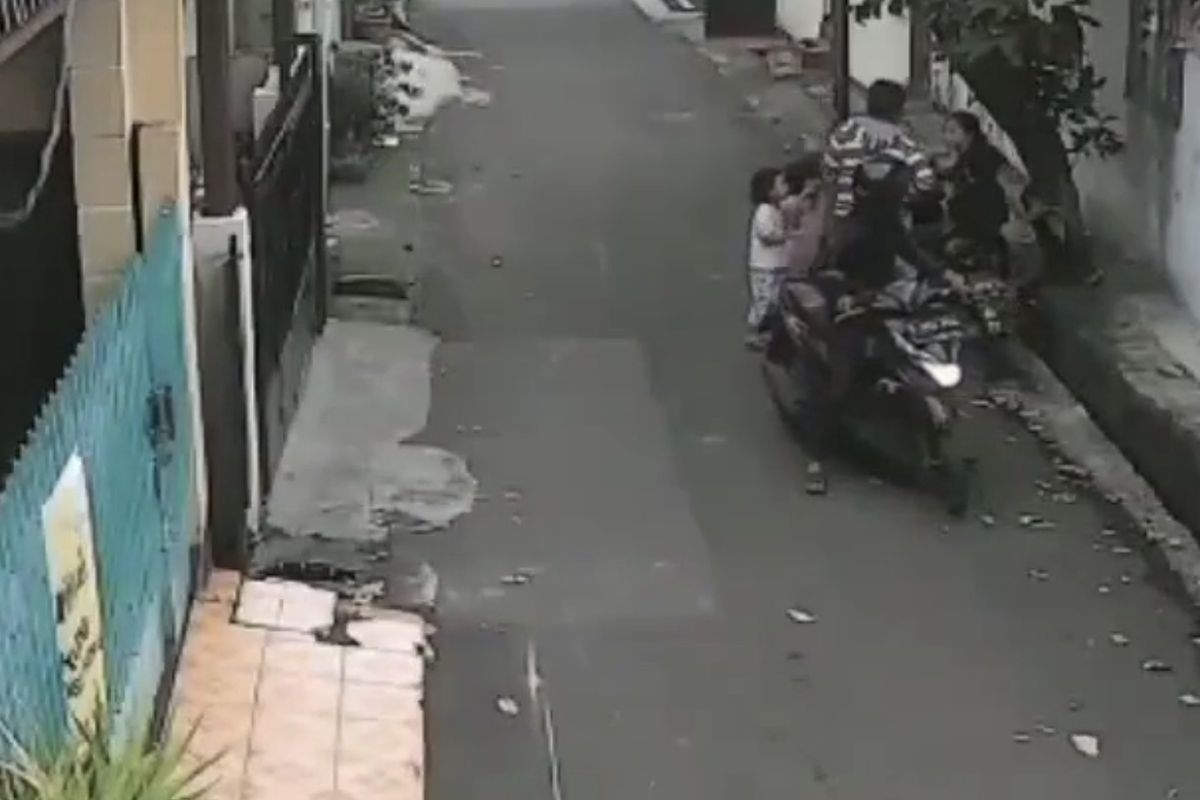 Komplotan penjambret beraksi di Jalan Bayem, Pulo, Kebayoran Baru, Jakarta Selatan pada Minggu (14/2/2021) sore.