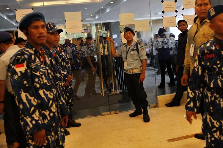 Pertugas menjaga pintu masuk ruang Kongres V Partai Amanat Nasional (PAN),  di  Kendari, Sulawesi Tenggara, Selasa (11/2/2020). Untuk menjaga keamanan selama berjalannya Kongres V PAN pihak kepolisian menutup berbagai akses pintu masuk di ruangan kongres dengan agenda sidang penetapan tata tertib Pemilihan Ketua Umum PAN periode 2020-2025. ANTARA FOTO/Jojon/hp. 