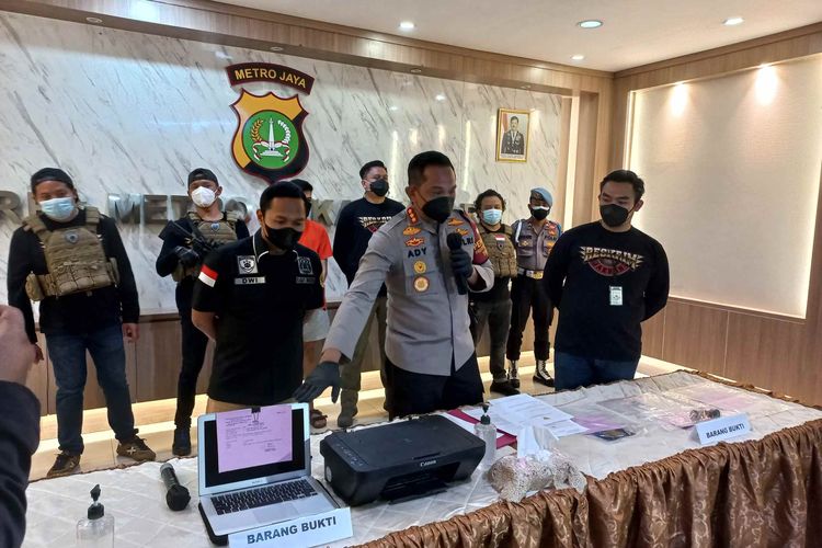 Konferensi pers pengungkapan kasus penipuan kepada artis Fahri Azmi dengan kedok mengaku utusan Presiden RI Joko Widodo di Mapolres Jakarta Barat, pada Selasa (31/8/2021).