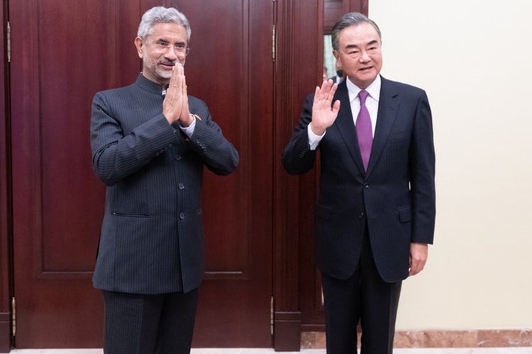 Anggota Dewan Negara China dan Menteri Luar Negeri Wang Yi (kanan) bertemu dengan Menteri Luar Negeri India Subrahmanyam Jaishankar di sela-sela pertemuan Dewan Menteri Luar Negeri Shanghai Cooperation Organization di Moskwa, Rusia, pada 10 September 2020. 