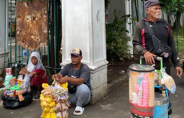 Bertahan di Bawah Bayang Razia, Kisah PKL Liar yang Tak Bisa Menjauh dari Monas