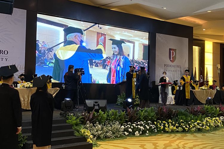 Podomoro University menggelar wisuda dengan tema Agility Beyond Challenges bagi 290 lulusan dari delapan program studi pada Sabtu, 5 November 2022 di Jakarta.
