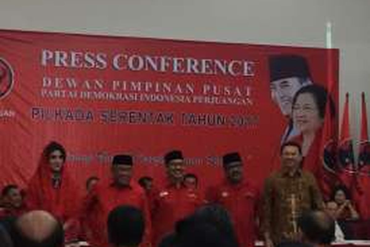 Paling kanan, Gubernur DKI Jakarta Basuki Tjahaja Purnama atau Ahok di DPP PDI Perjuangan, Jakarta, Selasa (30/9/2016).
