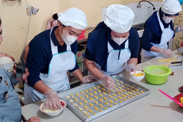 Warga Binaan Pemasyarakatan (WBP) Lapas Perempuan Kelas II A Malang terlihat tengah disibukkan dengan membuat kue kering setiap harinya.