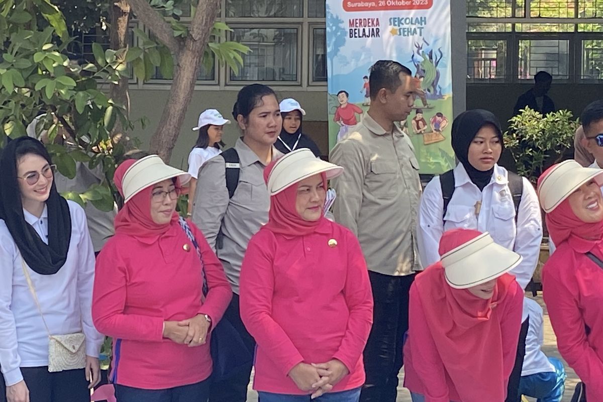 Ibu Negara Iriana Joko Widodo (tengah) saat berada di SDN Pakis III Surabaya, Jawa Timur, Kamis (26/10/2023)