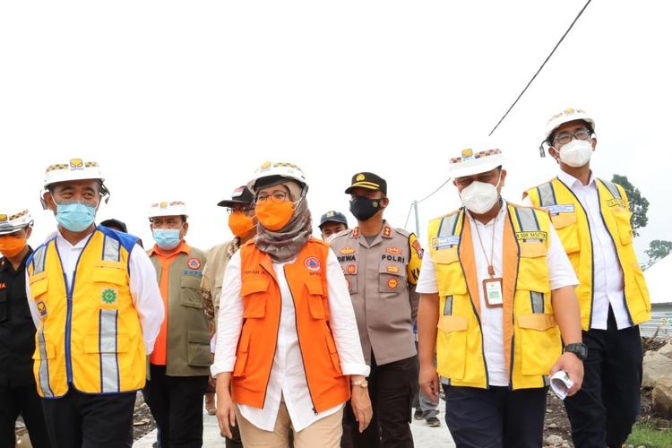 Kunjungan Menko PMK Muhadjir Effendy ke lokasi hunian tetap (huntap) bagi warga terdampak erupsi Gunung Semeru di Kabupaten Lumajang, Provinsi Jawa Timur.