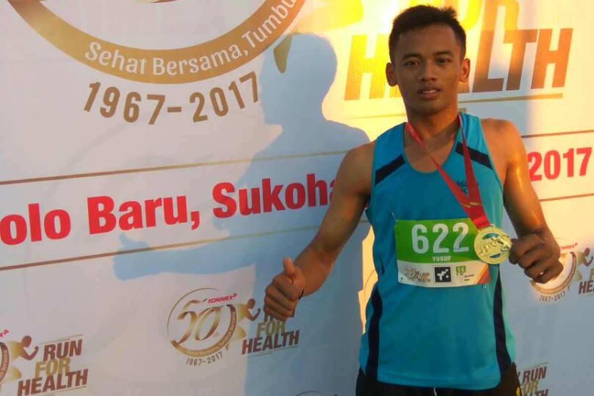 Yusuf, salah satu pegawai PT Kereta Api Indonesia (Persero) finis di posisi pertama kategori half marathon 5K.