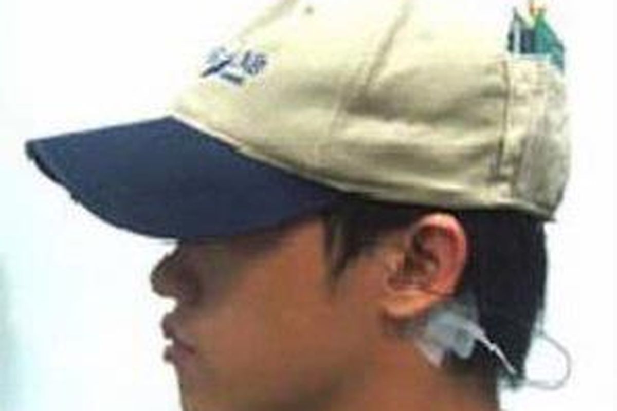 Topi dengan 6 sensor penerima sinyal EEG otak buatan periset Taiwan memantau apabila pemakainya mengantuk.