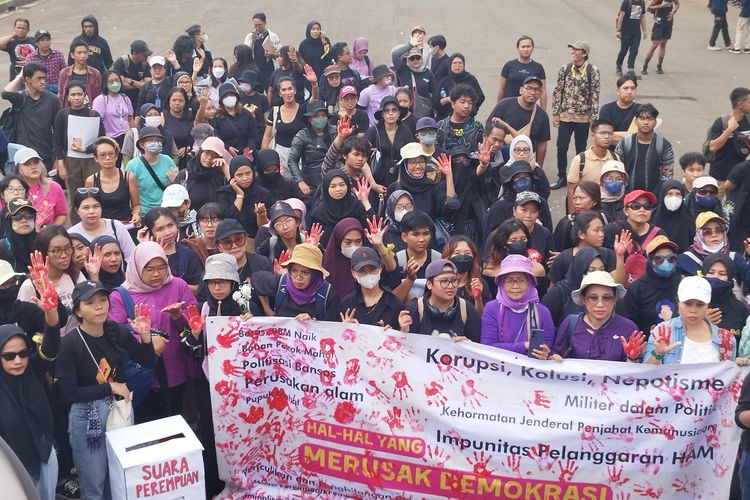 Aksi Perempuan Indonesia Geruduk Istana di Silang Monas Barat Daya, Jumat (8/3/2024).