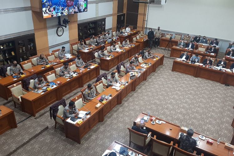 Suasana rapat kerja Komisi III DPR dan Kapolri Jenderal (Polisi) Listyo Sigit Prabowo di Kompleks Parlemen, Jakarta, Senin (24/1/2022).