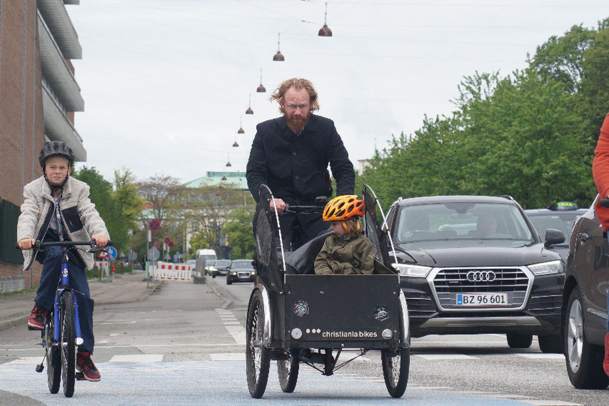 Pesepeda yang melaju berdampingan dengan kendaraan bermotor adalah pemandangan lazim di Kopenhagen. Para pengguna jalan di kota ini sudah sangat memahami aturan yang berlaku di jalan demi kenyamanan dan keselamatan.