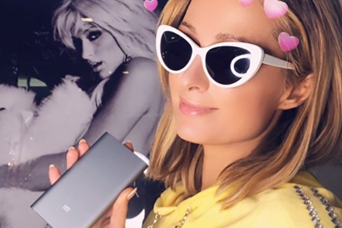 Paris Hilton tampak berpose dengan Powerbank miliknya