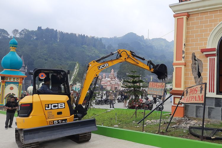 Pemprov Jawa Barat membongkar wahana rekreasi Hibisc Fantasy Puncak di Bogor, Jabar, Kamis (6/3/2025)