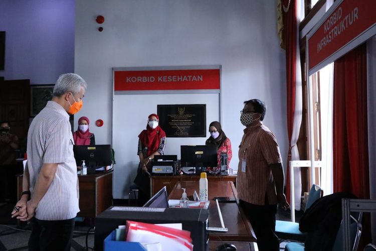 Gubernur Ganjar Pranowo melihat posko siaga tahun baru Pemprov Jateng di Wisma Perdamaian, Selasa (29/12/2020).