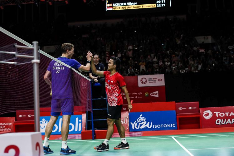 Tunggal putra Indonesia, Anthony Sinisuka Ginting bertanding melawan tunggal putra Denmark, Viktor Axelsen pada pertandingan semifinal Daihatsu Indonesia Masters 2020 di Istora Senayan Jakarta, Sabtu (18/1/2020). Anthony Sinisuka Ginting melaju ke final setelah menang 22-20 dan 21-11.