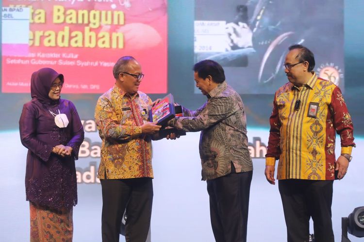 Penyerahan penghargaan Nugra Jasa Dharma Pustaloka kategori Pejabat Publik dari Perpustakaan Nasional (Perpusnas) Republik Indonesia (RI).
