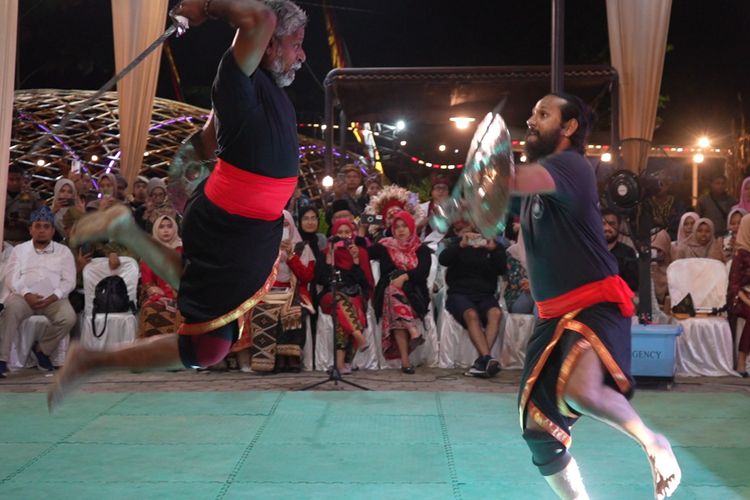 Atraksi silat yang dimainkan dua pesilat asal Inggris pada pembukaan Festival Warisan Budaya Tak Benda di Payakumbuh, Sumbar, Kamis (12/10/2023) malam