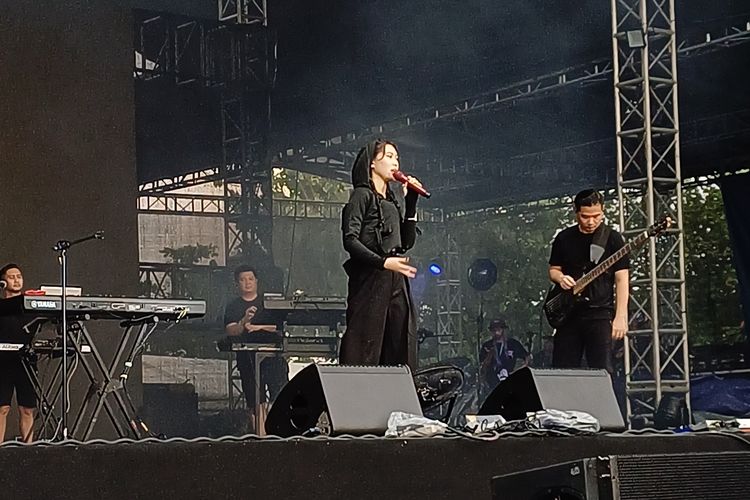 Penyanyi Isyana Sarasvati membawakan lagu-lagu lawasnya di Joyland Festival Bali.