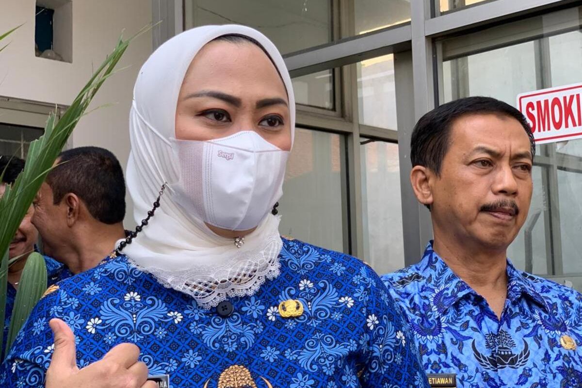 Bupati Karawang Cellica Nurrachadiana (kiri)