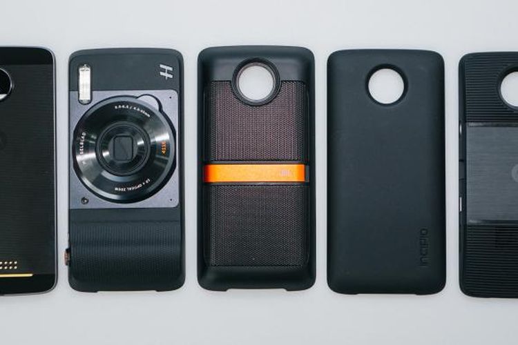 Dari kiri ke kanan: Ponsel Motorola Moto Z, Hasselblad True Zoom, JBL SoundBoost, Incipio Offgrid Power Pack, dan Insta-Share Projector.