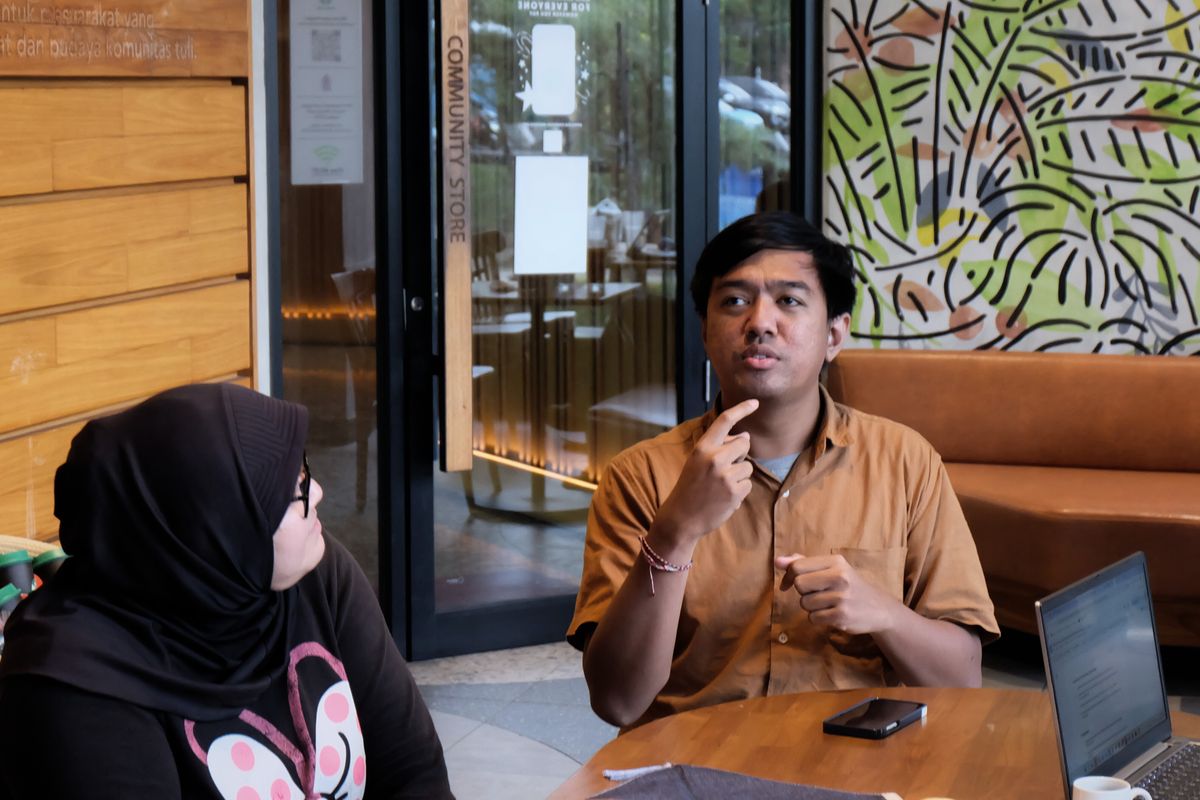 Komunitas teman Tuli menjadikan Starbucks Signing Store Tata Puri sebagai tempat berkumpul. Gerai ini menjadi ruang nyaman dan aman serta mudah diakses berbagai transportasi publik, dari Transjakarta, KRL, MRT, hingga LRT. 