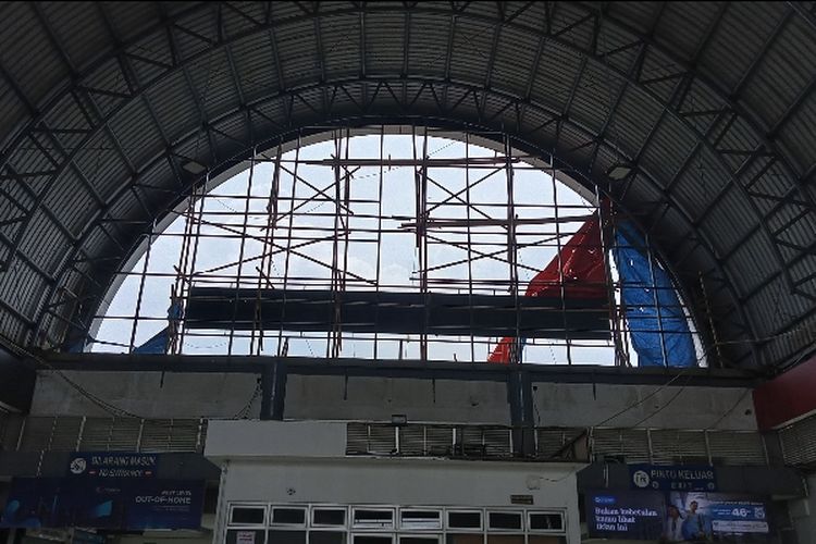 Plafon sebelah Utara Stasiun Serpong mengalami kerusakan akibat hujan deras disertai angin kencang yang terjadi pada Minggu (10/10/2022) lalu.