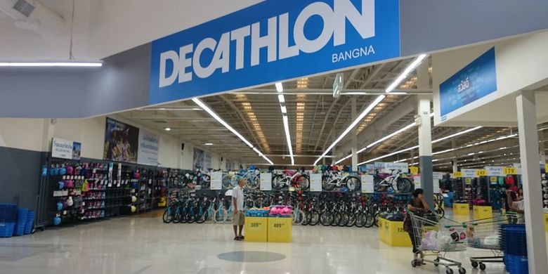 Decathlon Bang Na di Bangkok, Thailand. Decathlon adalah outlet perbelanjaan ala Perancis yang menjual semua barang olahraga di bawah satu atap.