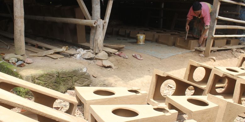 Kegiatan pembuatan tungku dari tanah liat di Kampung Ciluncat, Cibadak, Kecamatan Cibeber, Kabupaten Cianjur, Jawa Barat. Industri kerajinan tembikar ini sudah eksis puluhan tahun dan menjadi usaha keluarga secara turun temurun.