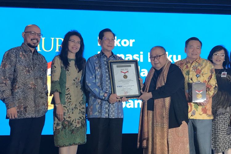 Pemberian Rekor dari MURI kepada BCA sebagai Rekor Donasi Kepada Anak di Sekolah Dasar Negeri Terbanyak di Menara BCA Jakarta, Rabu (13/11/2018)