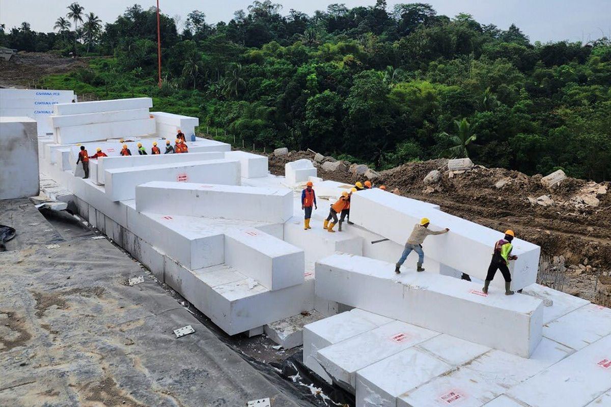 Penerapan teknologi geofoam EPS pada pembangunan Tol Cisumdawu Seksi 5A di Desa Cipamekar, Kecamatan Conggeang, Kabupaten Sumedang.