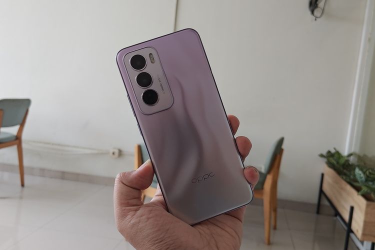 Oppo Reno 12 Pro mengadopsi desain punggung yang cukup mewah. Pasalnya, cangkang ponsel ini dihiasi dengan motif mirip ombak (wave), dan desain ombak ini akan berubah apabila punggung perangkat dilihat dari berbagai sisi. 

Desain ini, yang disebut Oppo sebagai Futuristic Fluid Design, hanya tersedia untuk Oppo Reno 12 Pro varian ungu alias Nebula Silver saja, dan varian ini kebetulan adalah varian yang kami jajal.