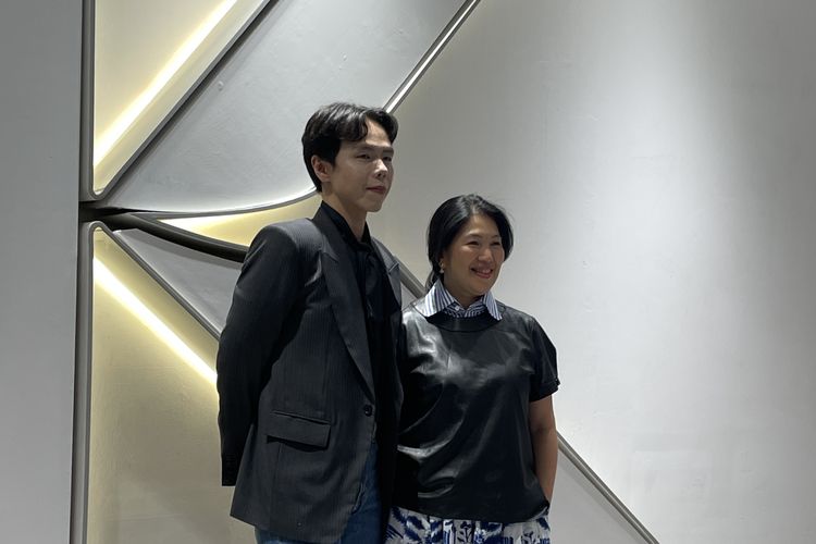 Hartono Gan (kiri) bersama Founder LAKON Indonesia Thresia Mareta (kanan) di acara peluncuran koleksi ready-to-wear Hartono Gan di LAKON Store, Mall Summarecon Kelapa Gading pada Sabtu (25/04)