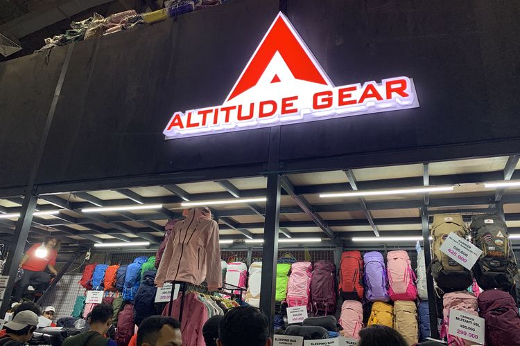 Diskon produk hingga 70 persen ?bisa didapatkan dari sekitar 80 merek perlengkapan outdoor dari dalam dan luar negeri yang berpartisipasi dalam INDOFEST 2026. Salah satunya di Altitude Gear.