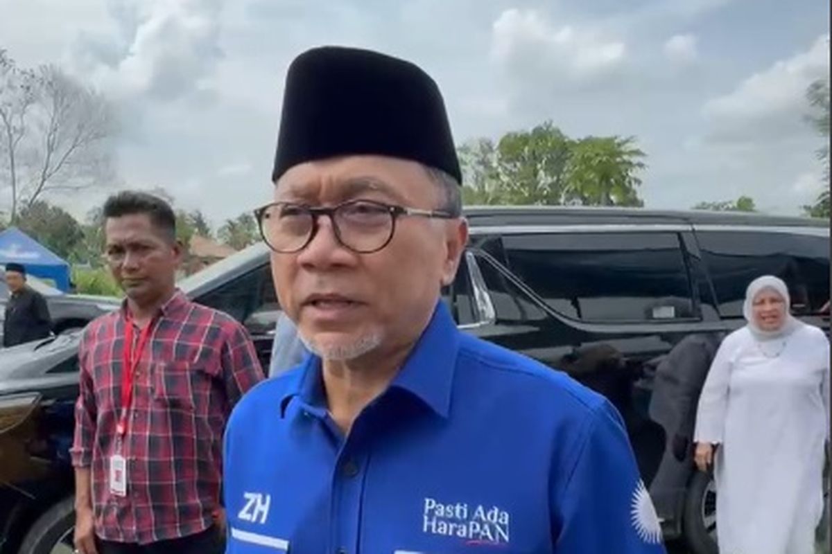 Ketua Umum Partai Amanat Nasional (PAN), Zulkifli Hasan (Zulhas) memberikan tanggapan terhadap pengunduran diri Mahfud MD. Hal ini dilakukan Zulhas setelah menghadiri Pengajian Akbar Memperingati Isra Mi'raj Nabi Besar Muhammad SAW bersama Gus Miftah di Natar, Lampung, Kamis (1/2/2024).