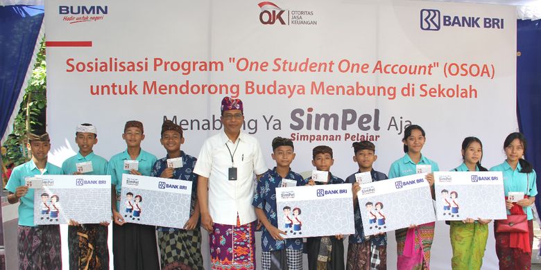 Pemimpin Kantor Wilayah BRI Denpasar, Ida Bagus Ketut Subagia
(memakai kemeja warna putih) berfoto bersama pelajar SMPN 2 Tabanan, Bali (10/10/2019), usai sosialisasi One Student One Account dalam balutan program ?Menabung Ya SimPel Aja? di sekolah tersebut. 