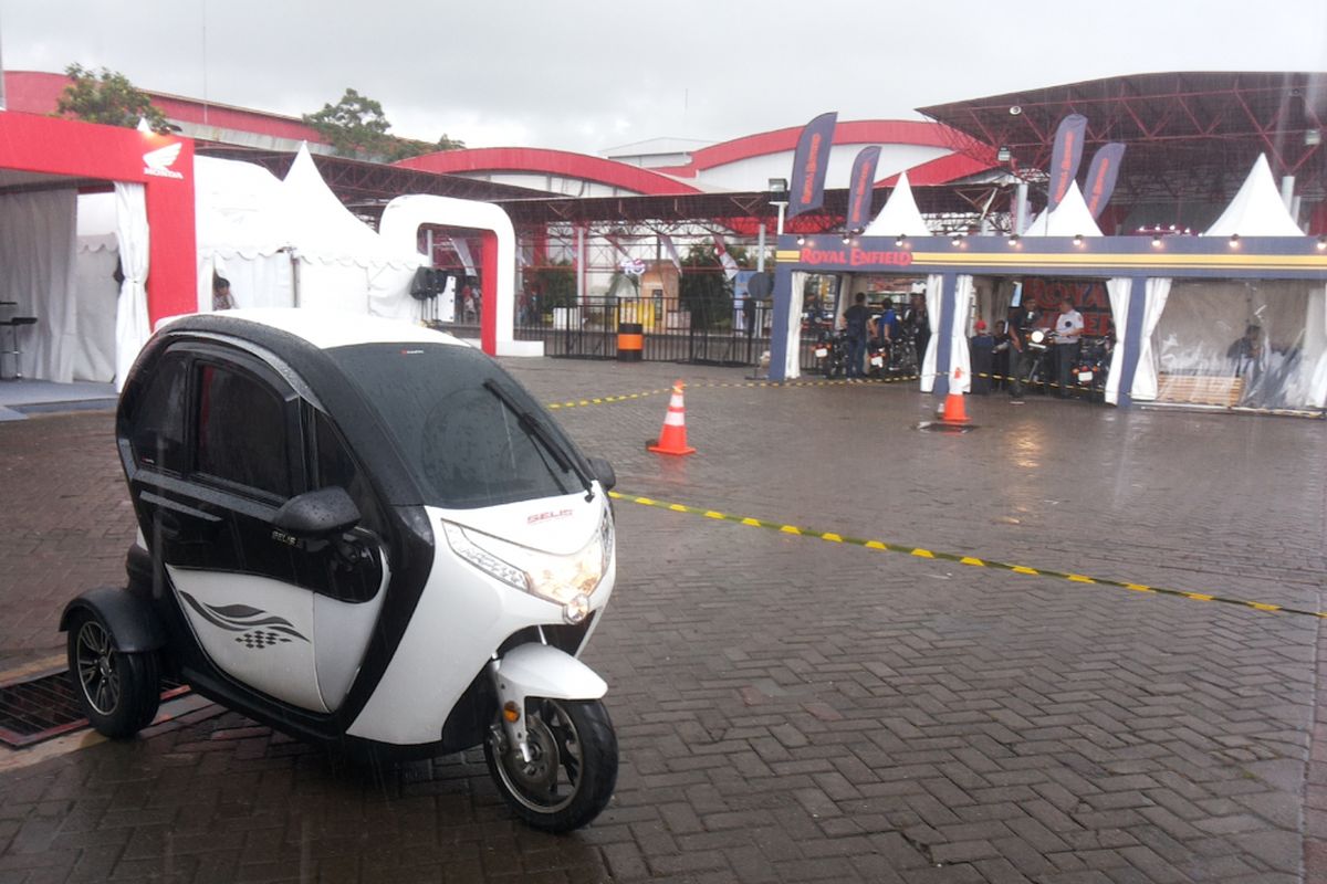 Sepeda motor New Balis dari Selis saat dites dalam kondisi hujan oleh pengunjung di arena IIMS 2018 di JIExpo Kemayoran, Jakarta, Kamis (26/4/2018).