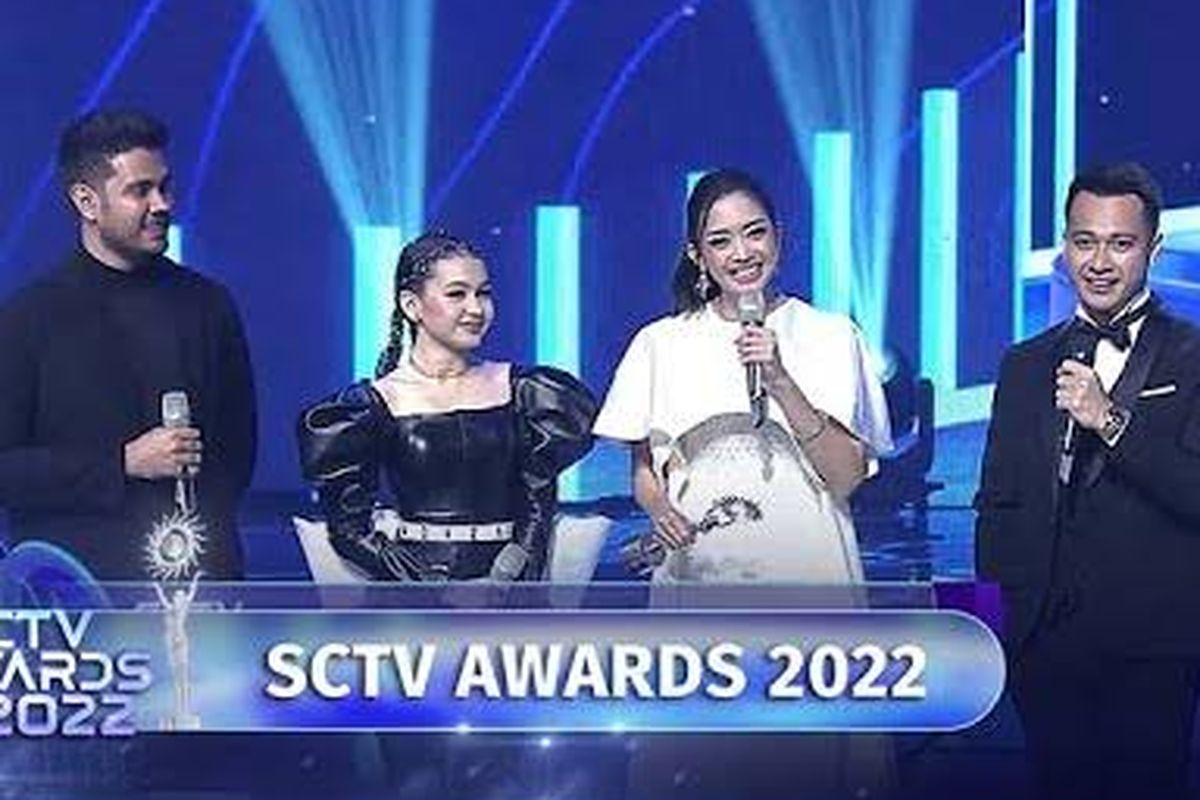 Pemain sinetron Cinta Setelah Cinta menerima penghargaan SCTV Awards 2022.