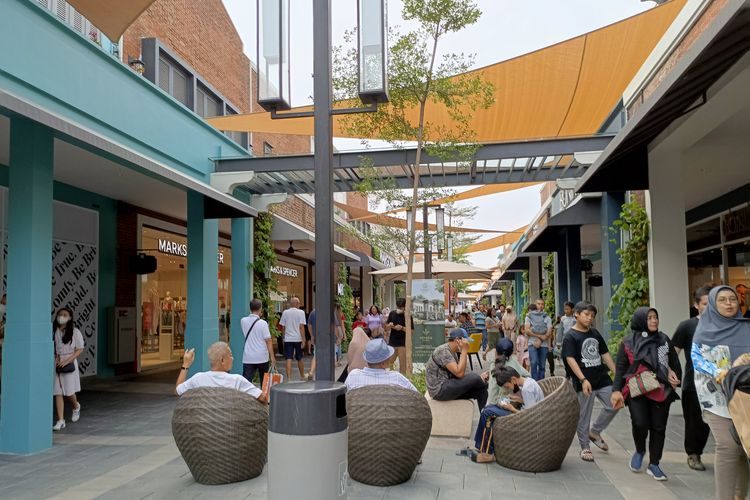 Konsep outdoor outlets Summarecon Villaggio Outlets Karawang dilengkapi fasilitas street furniture