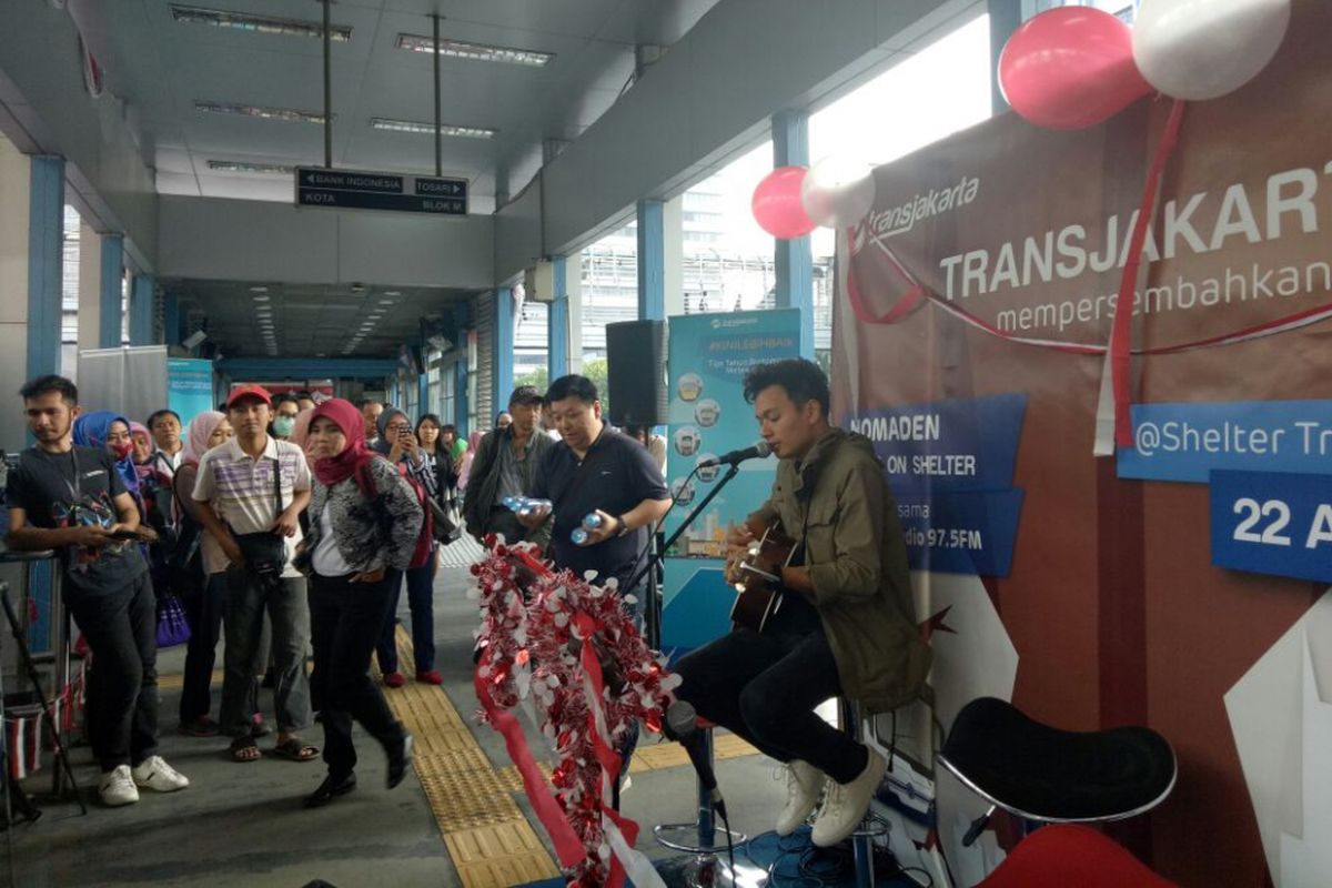 Rendy Pandugo saat membawakan lagu Dont Call Me Baby  pada acara Nomaden #Selebrasi (Selebritas beraksi) 17-an di Halte TransJakarta Sarinah, Thamrin, Jakarta Pusat, S