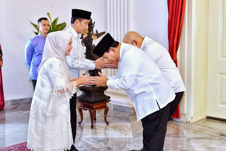 Presiden Joko Widodo dan Ibu Iriana Joko Widodo saat bersalaman dengan Menhan Prabowo Subianto dan putranya Didit Hediprasetyo saat open house di Istana Negara, Jakarta, Rabu (10/4/2024).