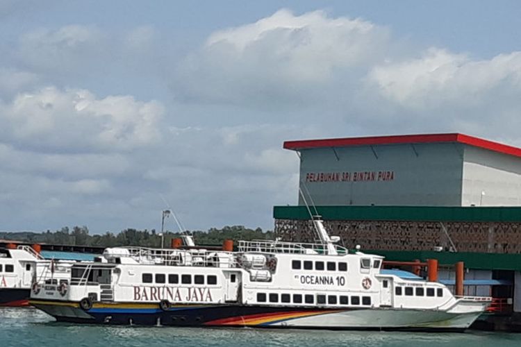 Kapal cepat MV Baruna bersandar di Pelabuhan Sri Bintan Pura Tanjungpinang, Kepulauan Riau. 