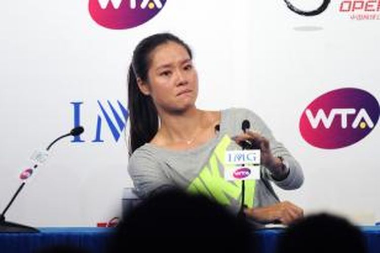 Petenis Tiongkok, Li Na, menahan air mata saat menghadapi para wartawan dalam jumpa pers seputar keputusannya pensiun, di Beijing, Minggu (21/9/2014).