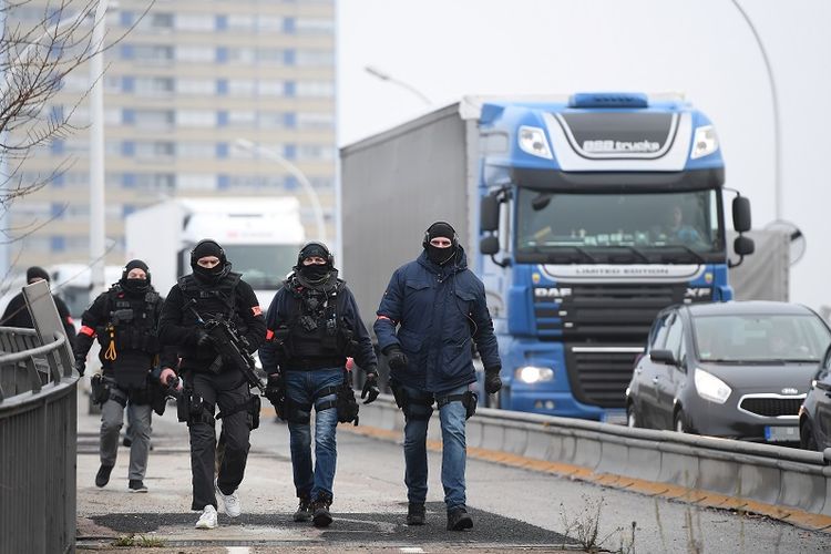 Anggota unit Brigade Reserse dan Invervensi (BRI) dari kepolisian Perancis berpatroli di Jembatan Pont de lEurope yang membentang di atas Sungai Rhine di perbatasan dengan Jerman. Mereka berpatroli untuk meningkatkan keamanan setelah terjadi penembakan di Strasbourg pada Selasa (11/12/2018) malam. 