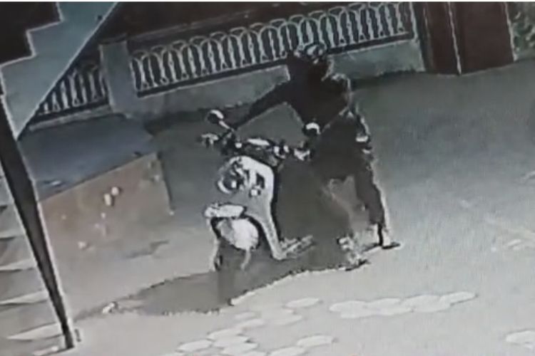 Pencuri uang kotak amal terekam masuk ke Halaman Masjid, Kamis malam (10/7/2025) pukul 21.00.