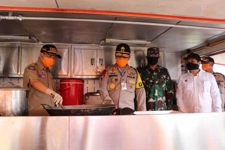Kapolda Bengkulu, Irjen (Pol) Supratman di sela-sela kunjungan ke dapur umum