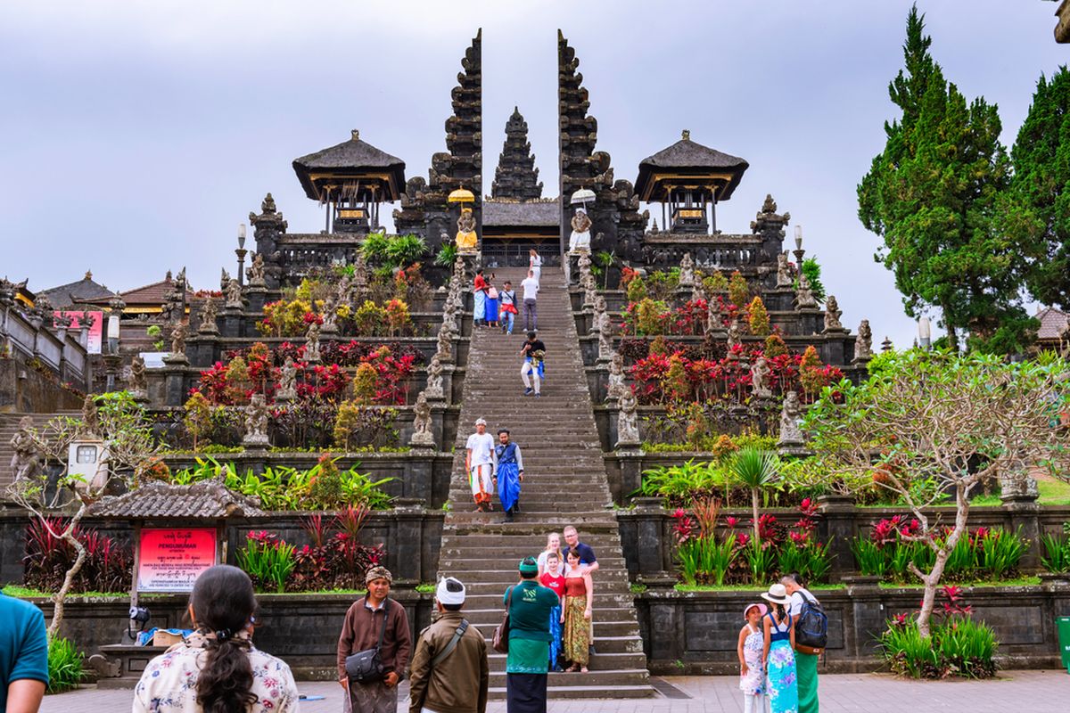 Ilustrasi turis mengunjungi Pura Besakih, Bali. Kunjungan wisman melonjak 6.396 persen pada Juli 2022.