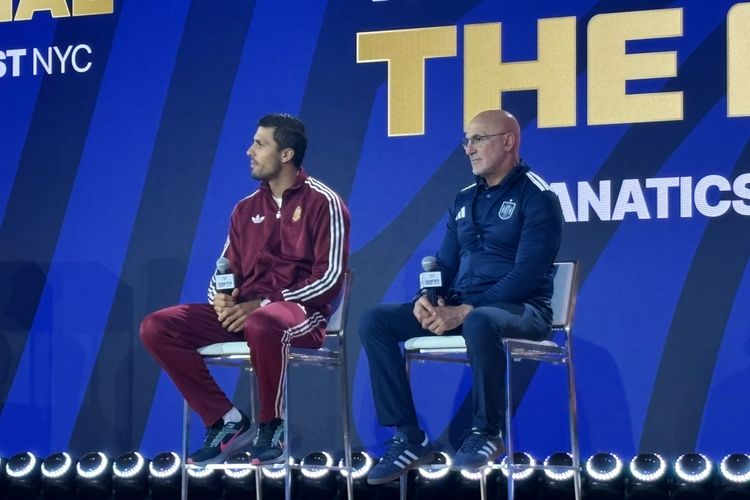 Kapten timnas Spanyol, Rodri, dan sang pelatih Luis de la Fuente kala berbicara dalam sesi konferensi pers di Fanatics Fest, New York, Amerika Serikat, Jumat (17/7/2026)