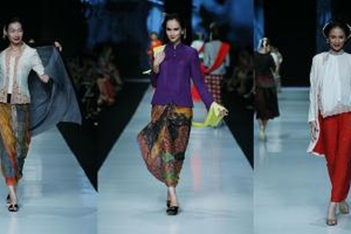 Model menampilkan kebaya klasik dan kain karya Obin di Jakarta Fashion Week 2014.