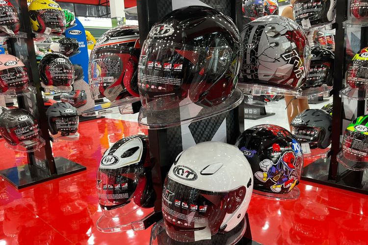 Ilustrasi booth helm di PRJ 2025