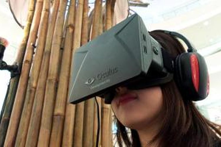 Pengunjung pada pergelaran Museum Week di Mal Senayan City mencoba perangkat virtual reality, Oculus Rift, untuk melihat peragaan artefak era Kerajaan Majapahit dalam aplikasi khusus yang dibuat oleh Studio Anantarupa, Kamis (16/5/2014). Teknologi tetap bermanfaat untuk mendekatkan generasi muda dengan museum sebagai pusat pembelajaran selain sekolah.
